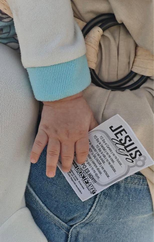 Una mano sosteniendo un folleto impreso que dice Jesús.